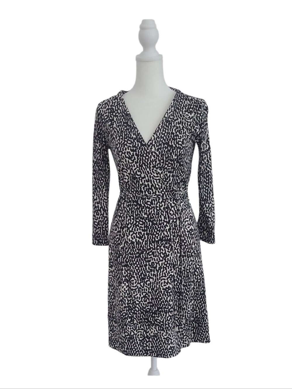 Diane Von Furstenberg Black & White Printed Wrap Dress - Classic V-Neck Size 2